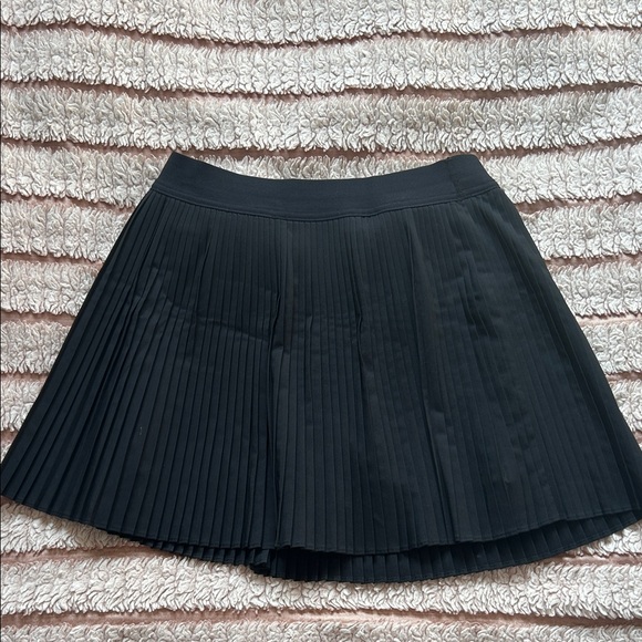 High-Waisted Micro-Pleated Performance Skort - Picture 4 of 5